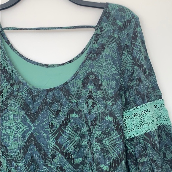 SUN & SHADOW Print Bell Sleeve Shift Dress - Picture 9 of 11